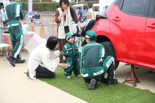 .
📷はたらくくるま2023 アーカイブ📸
～島根トヨペットブース編～

メインスポンサーの島根トヨペット( @shimane_toyopet )さん！
去年のはたらくくるまでは、実際に使用された本物のカッコいいレーシングカーやトヨタ車の展示などがありました🚗

中でも、車の整備体験は大人気！
たくさんの小さい整備士さんたちが、一生懸命楽しく車の整備を行っていましたよ☺️
見ている方も微笑ましくなる空間でした！

﹊﹊﹊﹊﹊﹊﹊﹊﹊﹊
📅11月3日(日・祝) 10:00～17:00
📍旧県立プール跡地広場

🎫チケット
⋱ローソンチケット・各店頭で好評発売中!!⋰
✧おとな:前売800円(税込)/当日1,000円(税込)
✧こども:無料(高校生まで)！

🎫チケット販売店
✧島根トヨペット
(松江店・安来店・雲南店・出雲店)
✧ POPMAIZ
(松江市東朝日町151 イオン松江1F 不定休／10:00~20:00)
✧CHICKEN SHACK
(松江市東出雲町意宇南1丁目5-5 木曜定休／11:00~19:00)
✧吉田写真堂
(松江市東出雲町意宇南1丁目5-5 平日のみ販売／9:00~17:30)
✧TSKさんいん中央テレビ
(松江市向島町140-1 平日のみ販売／10:00~17:30)

⚠️販売店へのイベント・チケット等のお問い合わせはご遠慮ください。

チケットの詳細はこちら↓
🔗 https://hatarakukuruma.jp/ticket

﹊﹊﹊﹊﹊﹊﹊﹊﹊﹊
あつまれ!!はたらくくるま2024 OFFICIAL SITE
🔗 https://hatarakukuruma.jp/

お問合せはDMへ📩
@hataraku_kuruma2022

メインスポンサー
@shimane_toyopet

﹊﹊﹊﹊﹊﹊﹊﹊﹊﹊

#集まれ働く車 #集まれ働く車2024 #島根イベント 
#松江イベント #島根トヨペット #働く車イベント
#旧県立プール跡地